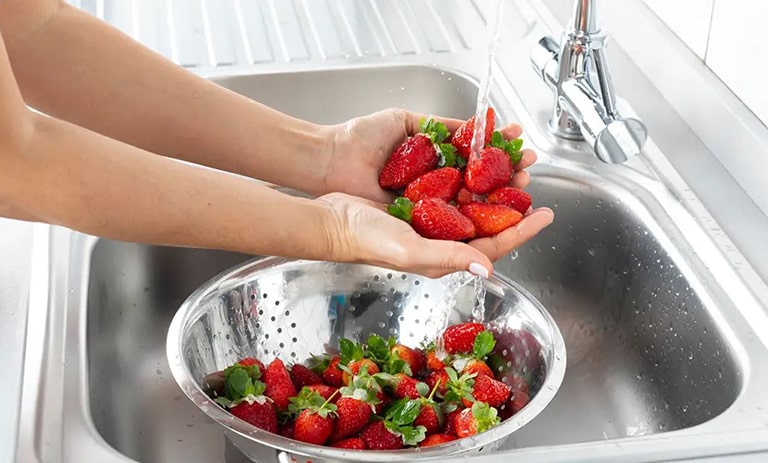 ۴ روش از بهترین روش‌های شستن و تمیز کردن توت فرنگی